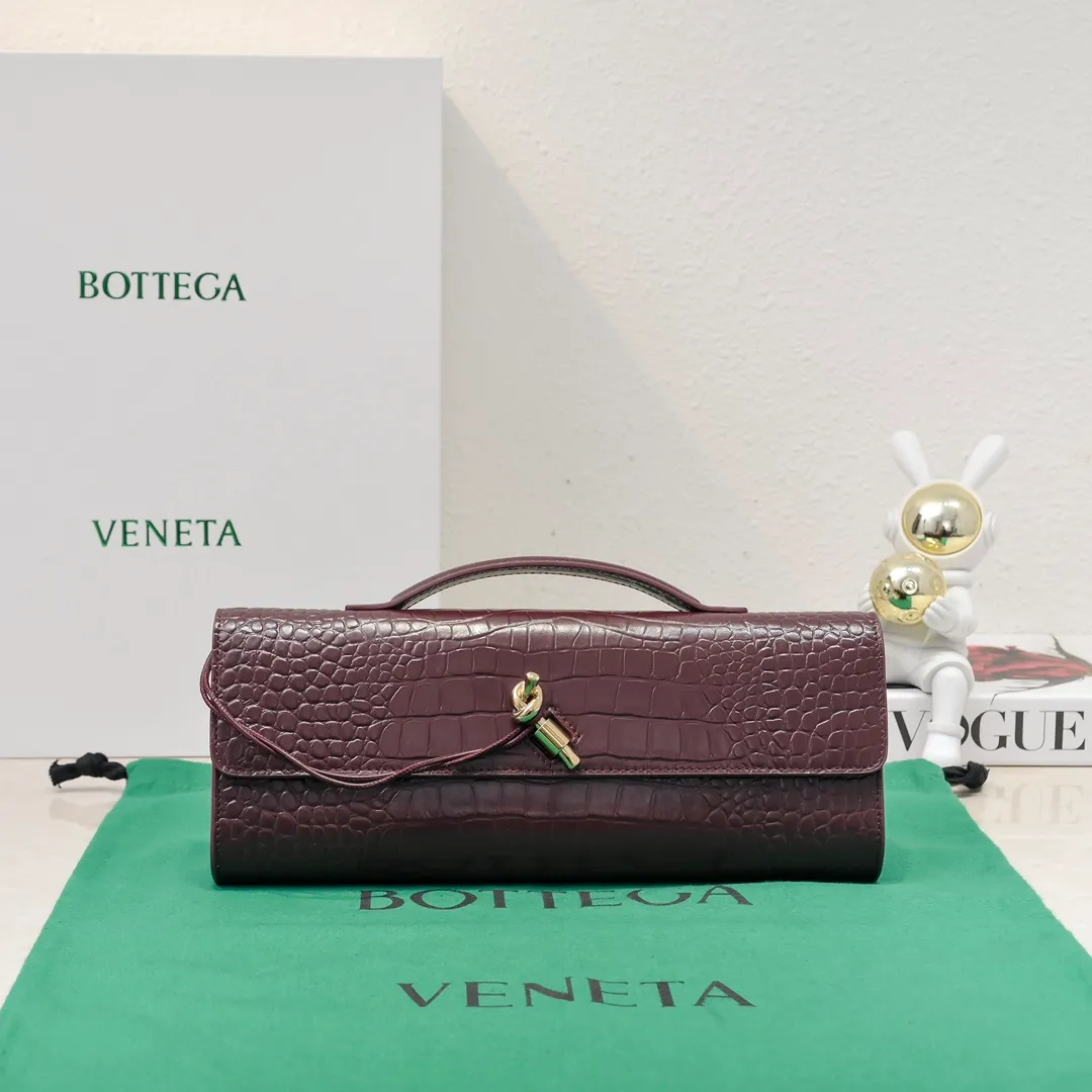 Batch 1420 Bottega Veneta Fall in love with Andiamo at first sight, new design, natural Nile rare leather crocodile pattern complex handbag, a model handbag for women, no need for color cover, no emotional camouflage, immersive depth and excitement, the classic element KNOT knot is inspired, modernist aesthetics and jewelry field craftsmanship reinterpret the knot element, bringing a clutch full of modern texture and elegant and quiet lady spirit. Style number: 1511 Size: 31*13*3cm